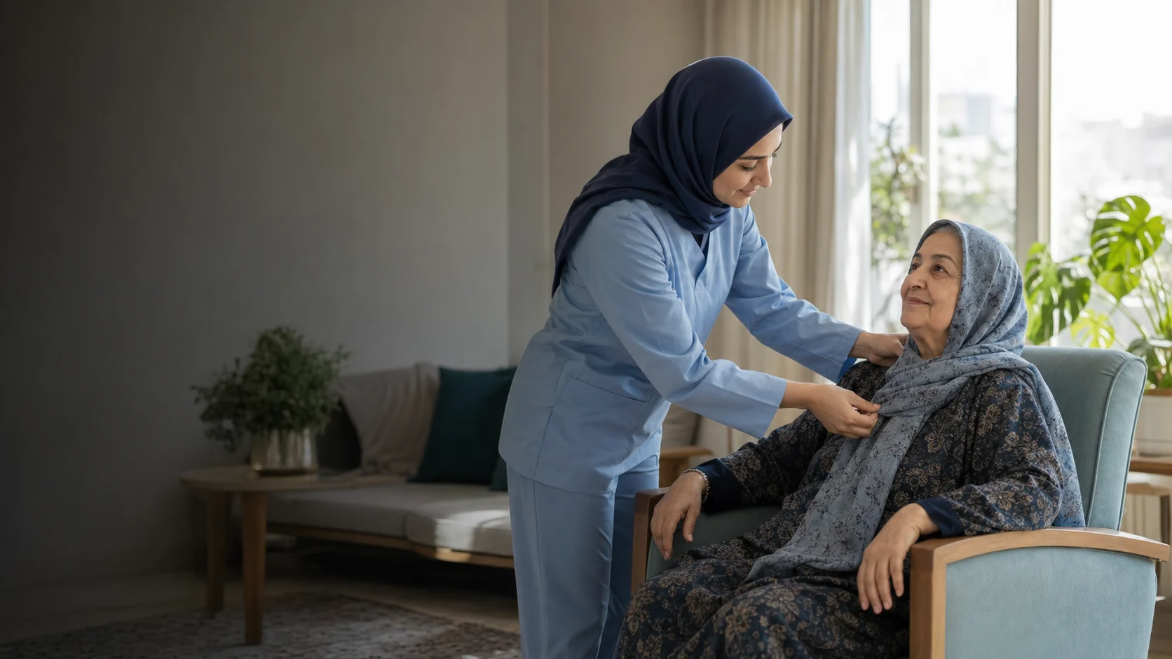 مراقب در منزل در حال ارائه خدمات مراقبت به سالمند